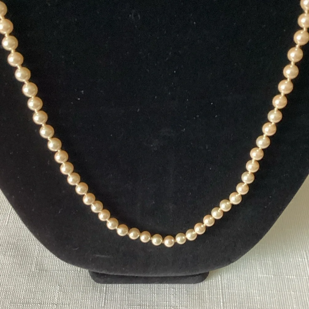 Cream Pearl Necklace with Classic Strand Design